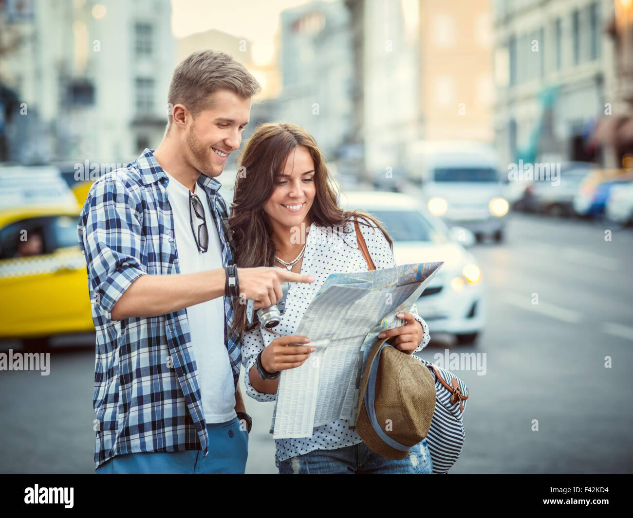 Приветливый человек. Встретить их тип. Мужчина и женщина в баре. Случайная встреча парня и девушки. Встреча людей.