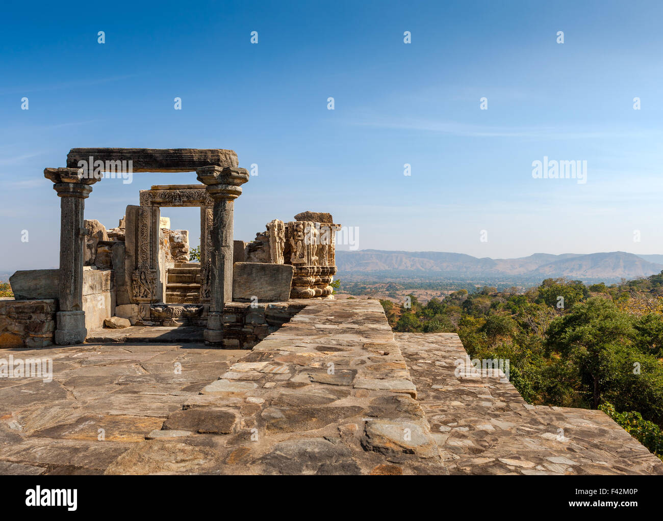 Ruined temple in the Kumbhalgarh fort complex, Rajasthan, India, Asia Stock Photo