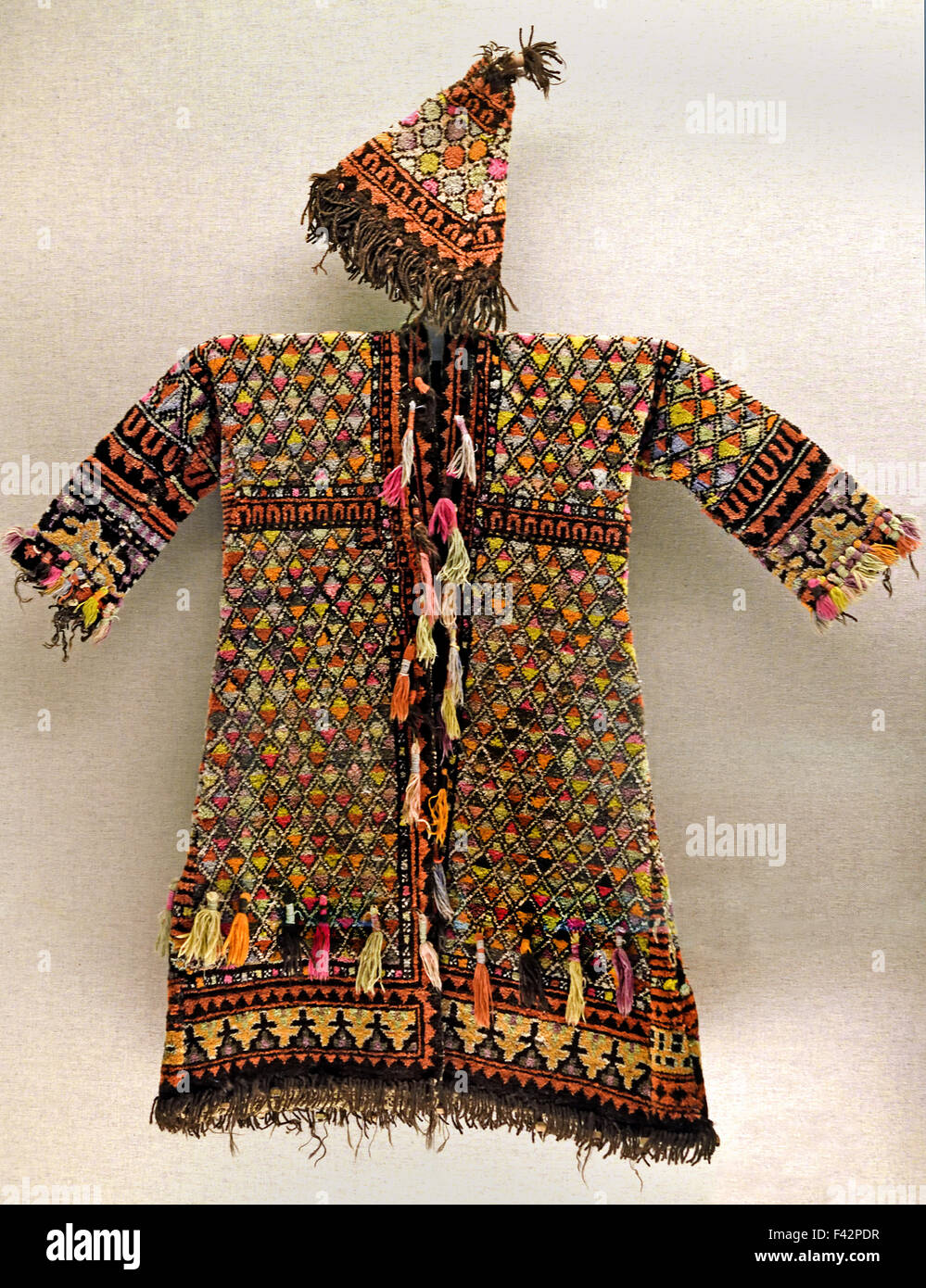 Ishan's woolen garment and hat Uygur ( Kashgar, Xinjiang Uygur 1950 Shanghai Museum of ancient Chinese art China Stock Photo