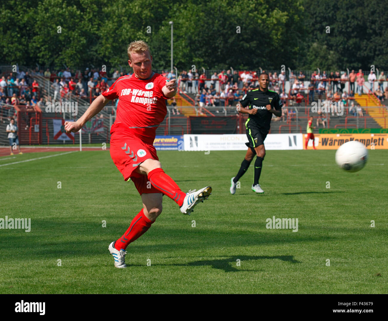 sports, football, Regional League West, 2015/2016, Rot Weiss Oberhausen versus Alemannia Aachen 1:4, Stadium Niederrhein in Oberhausen, scene of the match, Christoph Caspari (RWO) Stock Photo