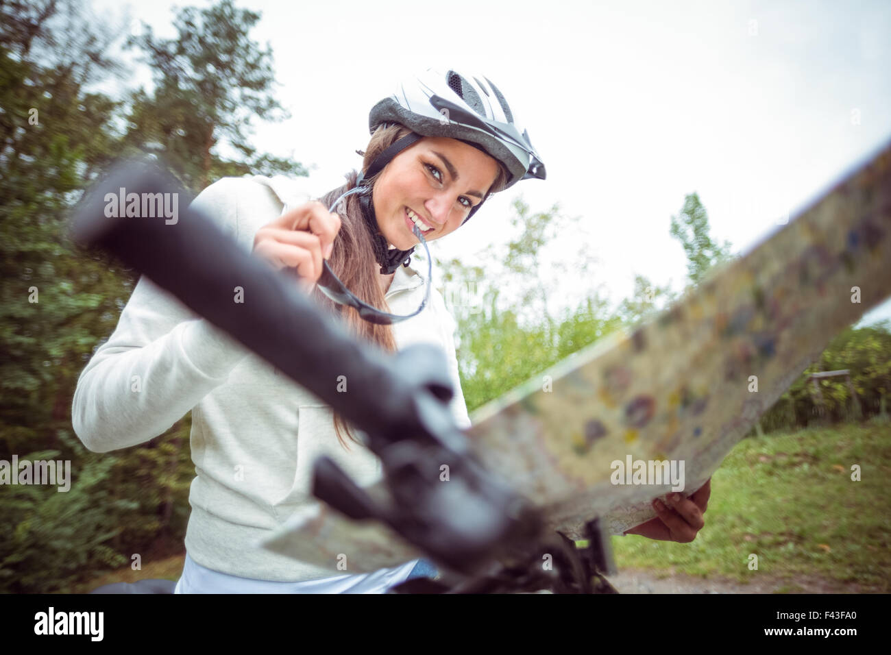 Woman reading map hi-res stock photography and images - Alamy