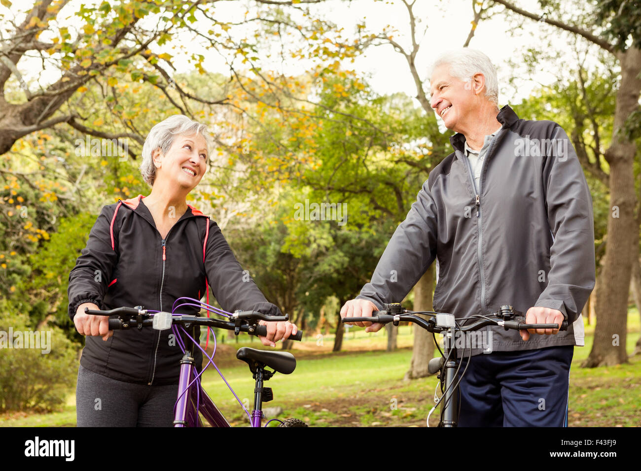 Senior couple in the park Stock Photo - Alamy