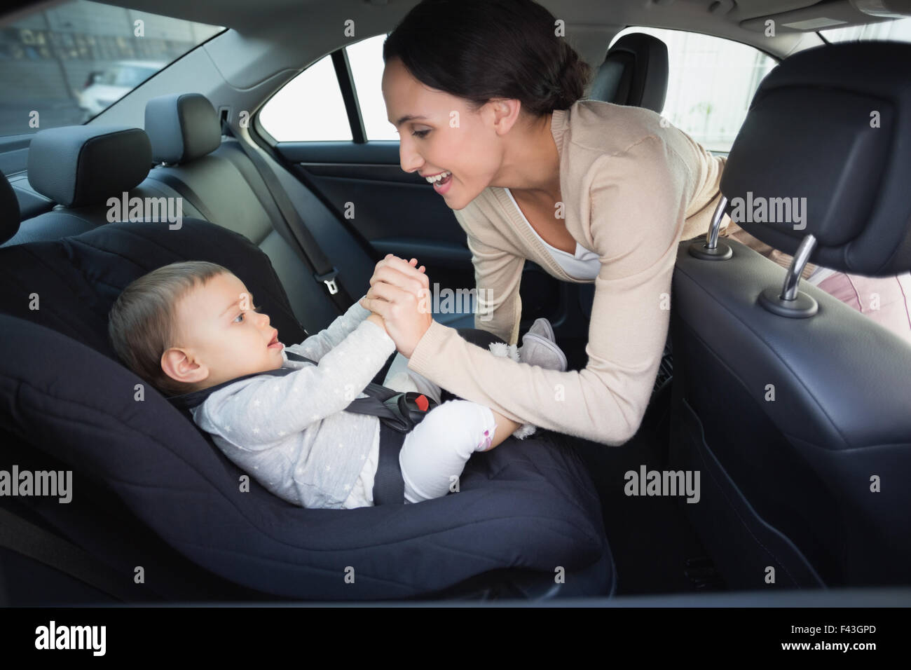 Кейт в машине с матерью. Автомобиль мама дети. Мама с ребенком в машине. Ребенок в автокресле. Для малышей. Машины.