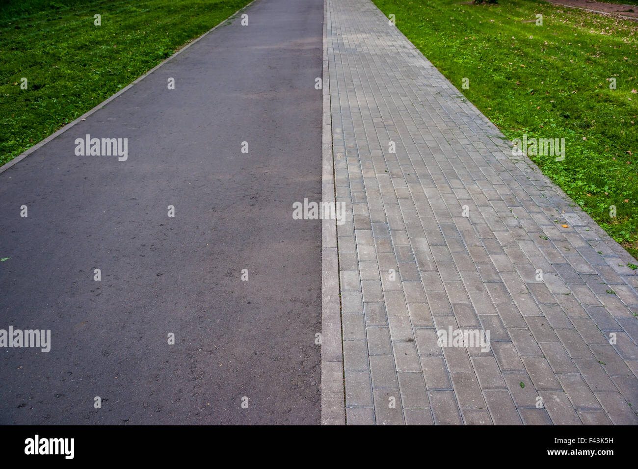 Pathway in the park with green grass Stock Photo - Alamy