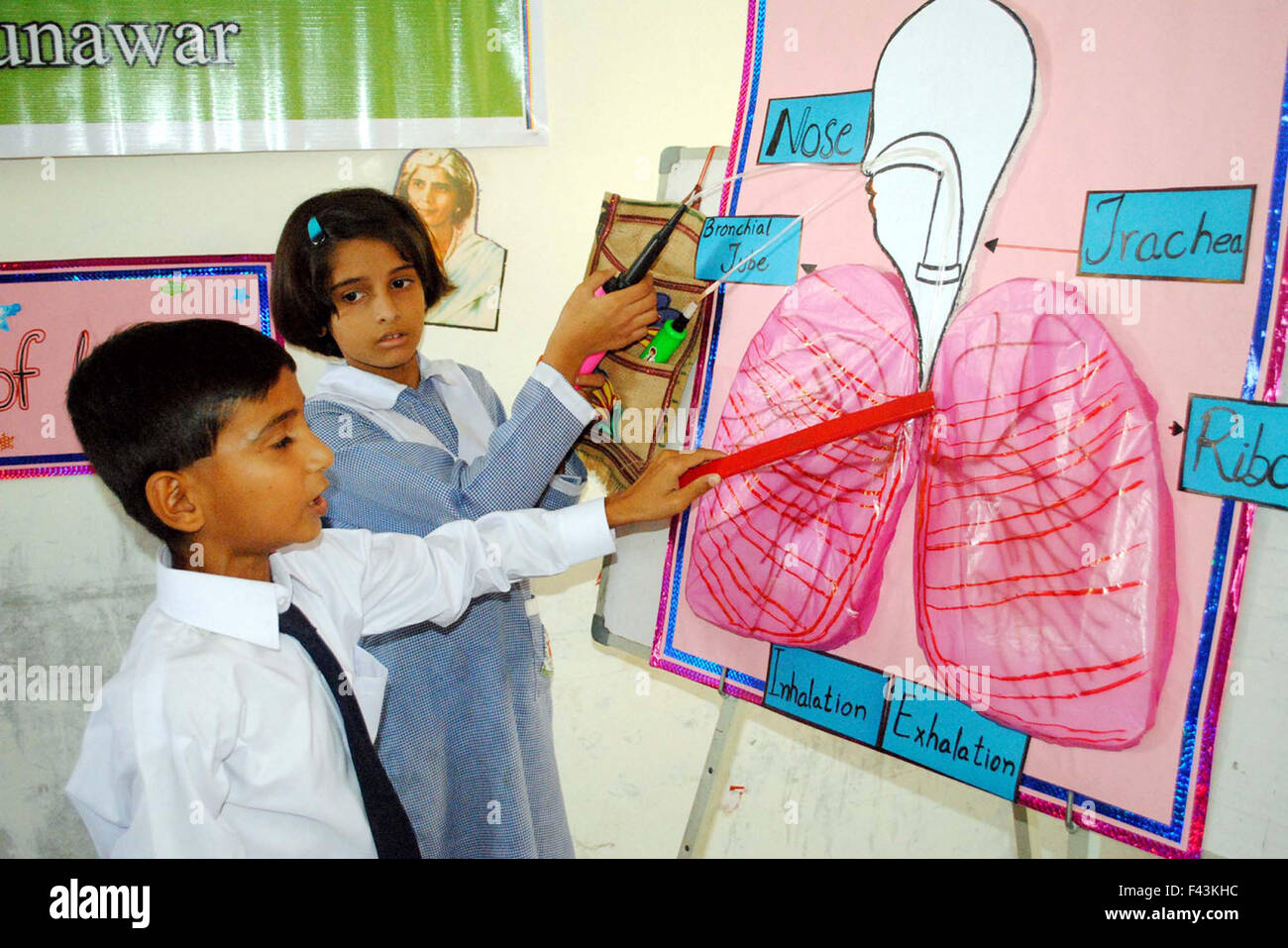 Students take keen interest at stall during Science Exhibition held at local school in Hyderabad on Wednesday, October 14, 2015. Credit:  Asianet-Pakistan/Alamy Live News Stock Photo