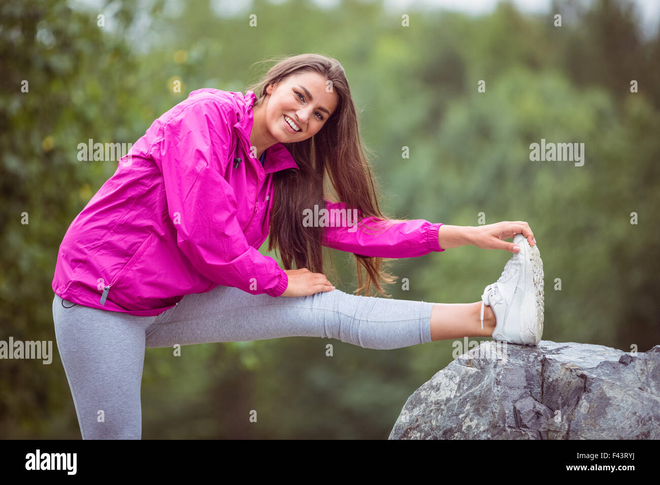 Упражнения на растяжку сидя. Растяжка. Гимнастика для гибкости суставов. Польза стретчинга. Asia thai japanese teen beautiful girl in sportswear give heart.