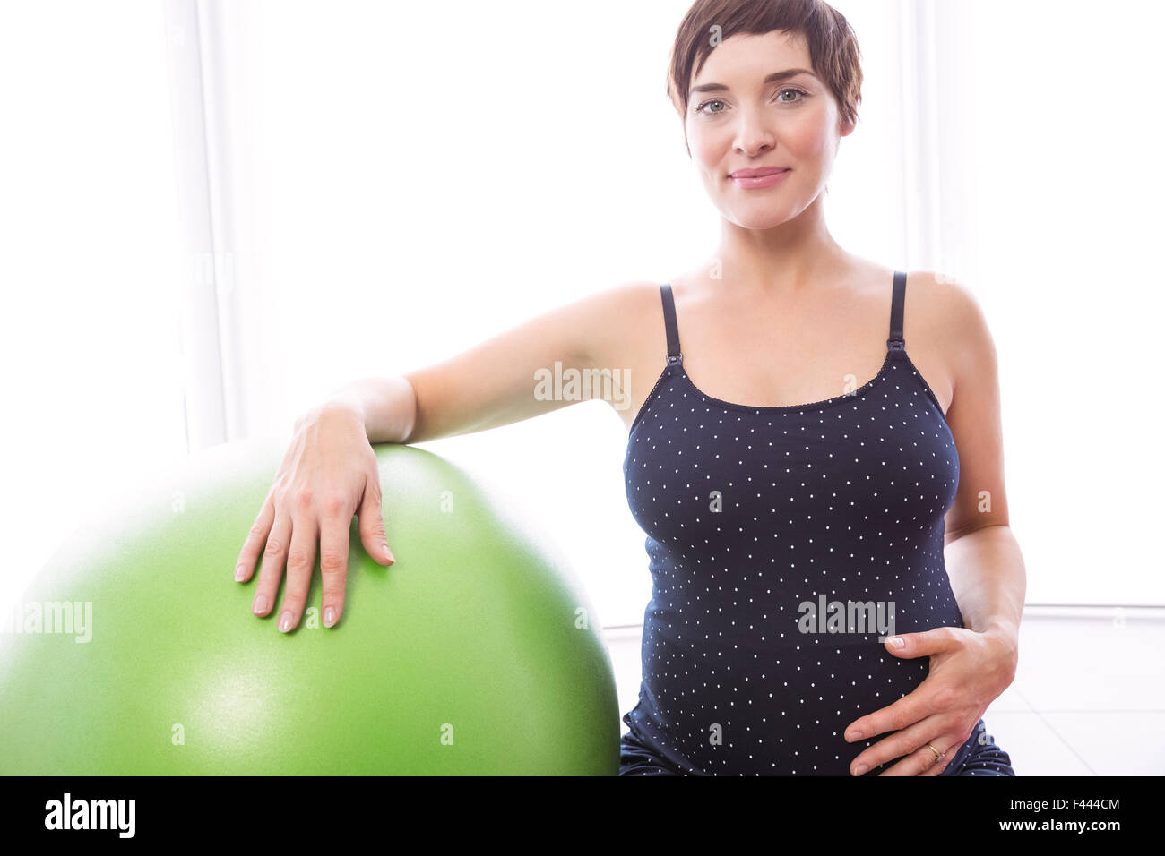 Zuzka light. Keeping in shape. Keep fit рисунок. Keeping in shape. Женщина держит живот мир статуэтка.