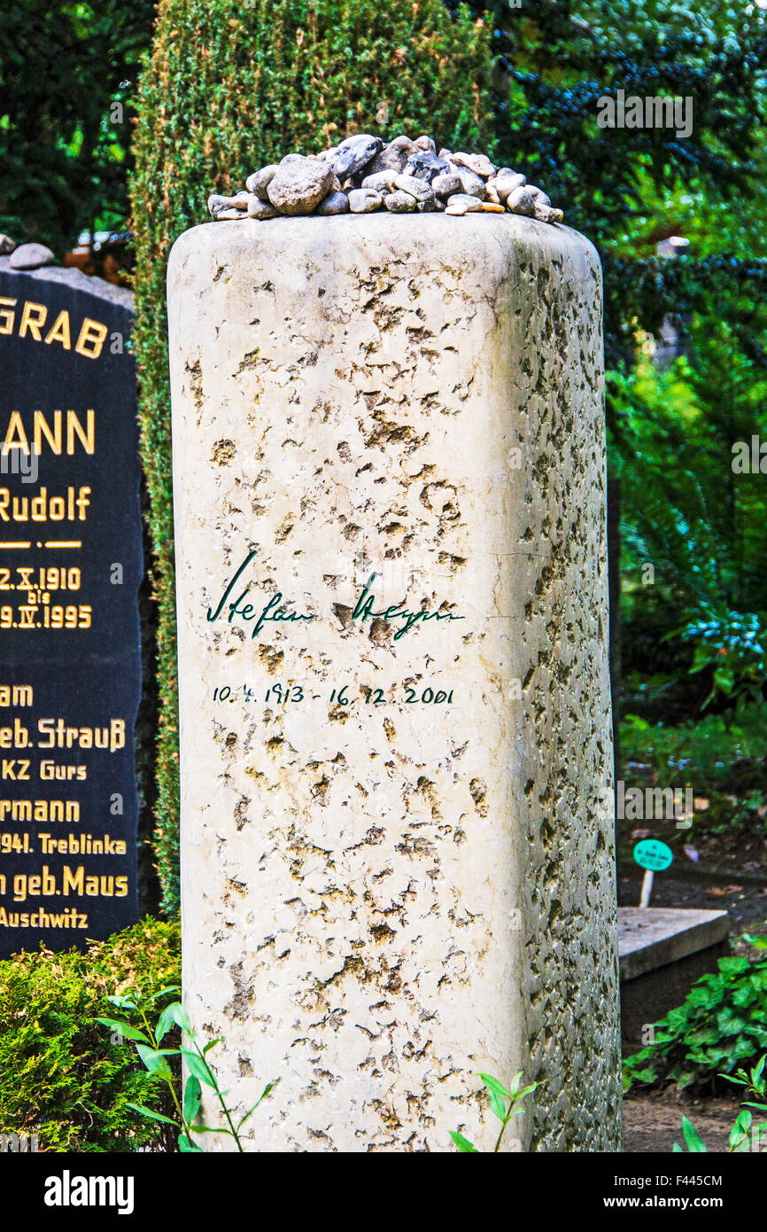 Grave of the author Stefan Heym on the Weissensee cemetery in Berlin Stock Photo