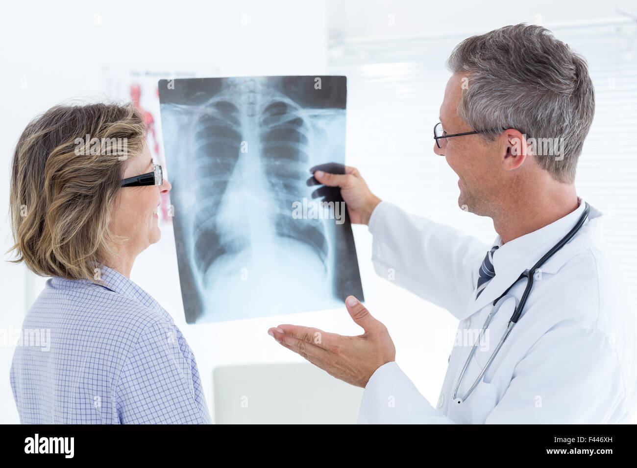 Doctor explaining chest xray hi-res stock photography and images - Alamy