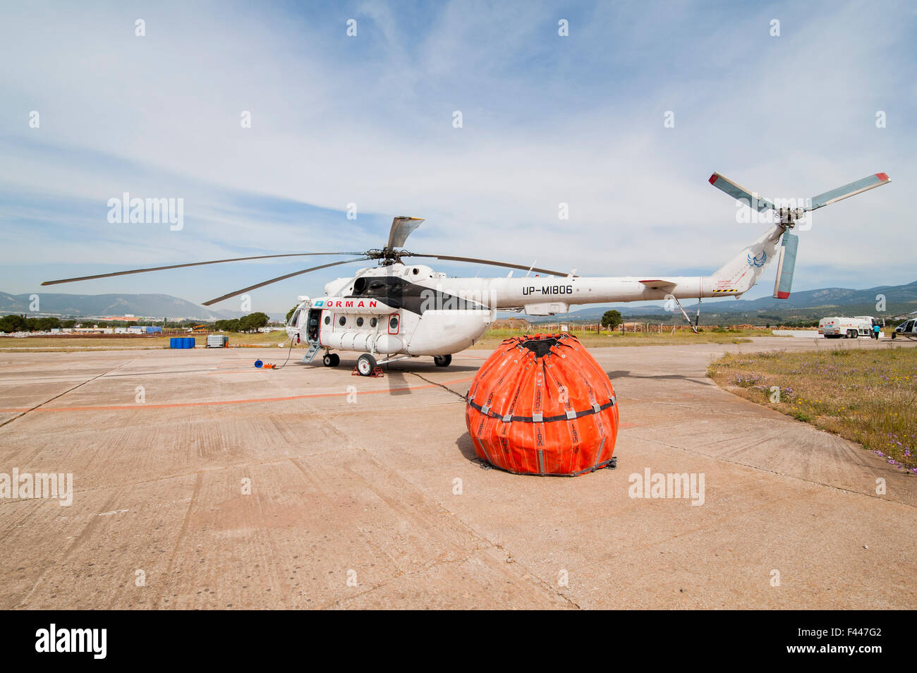 Helicopter water bucket for aerial firefighting in Turkey Stock Photo