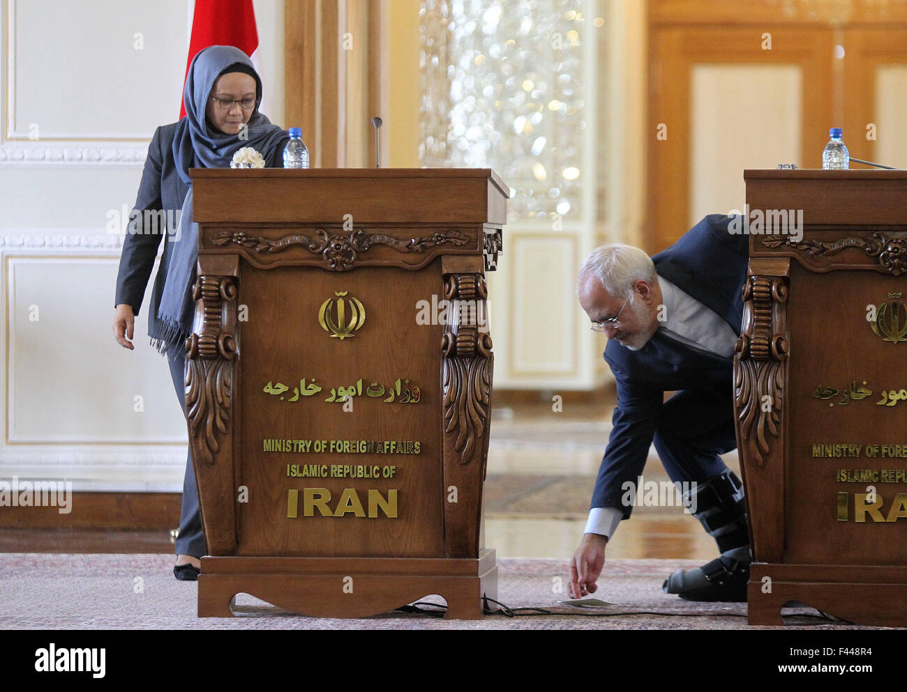 Tehran, Iran. 14th Oct, 2015. Iran's Foreign Minister Mohammad-Javad Zarif (R) picks up a piece of paper during a joint press conference with his visiting Indonesian counterpart Retno Marsudi after their meeting in Tehran, capital of Iran, on Oct. 14, 2015. © Ahmad Halabisaz/Xinhua/Alamy Live News Stock Photo