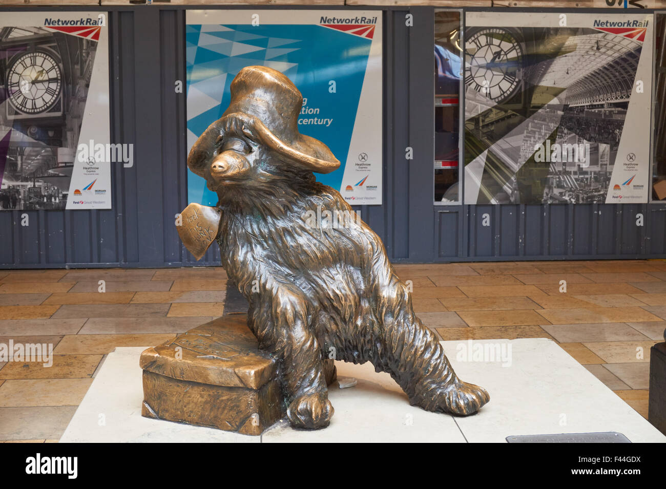 Paddington bear statue paddington station hires stock photography and