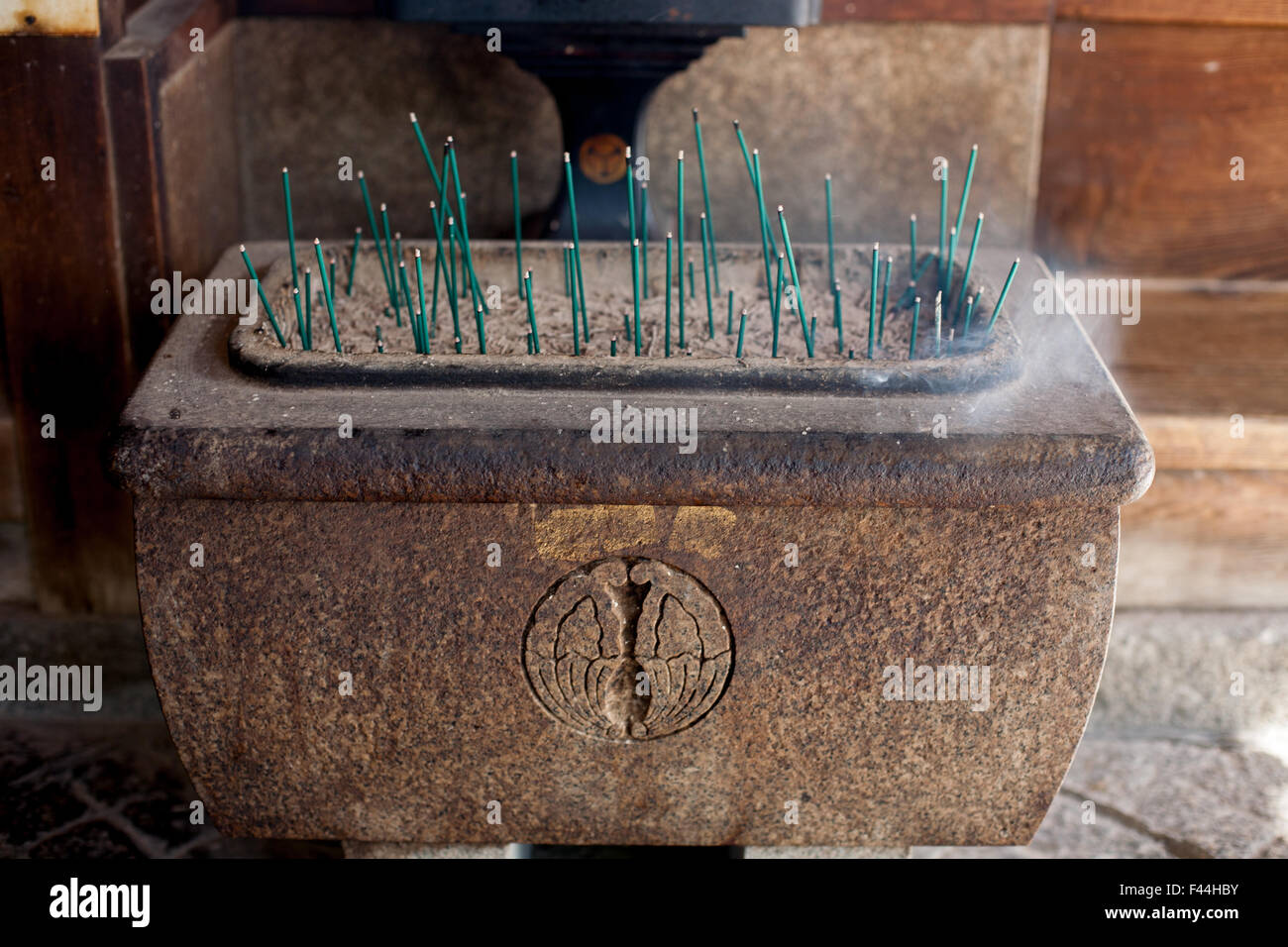 Incense smoke japan temple hi-res stock photography and images - Alamy