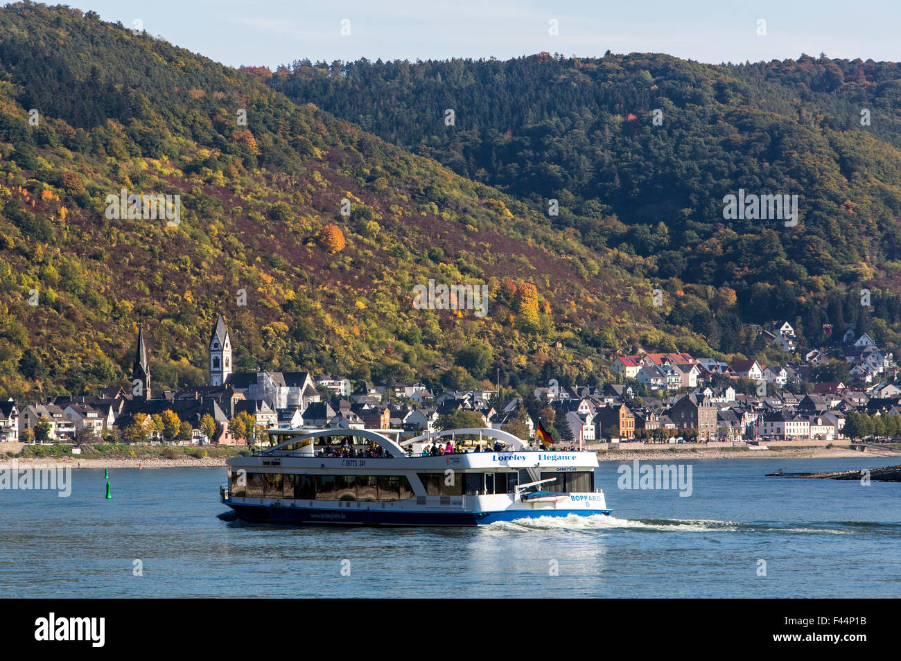 Ausflugsschiff auf dem Rhein bei Kamp-Bornhofen im Rheingau, im UNESCO Welterbe Oberes Mittelrheintal Stock Photo