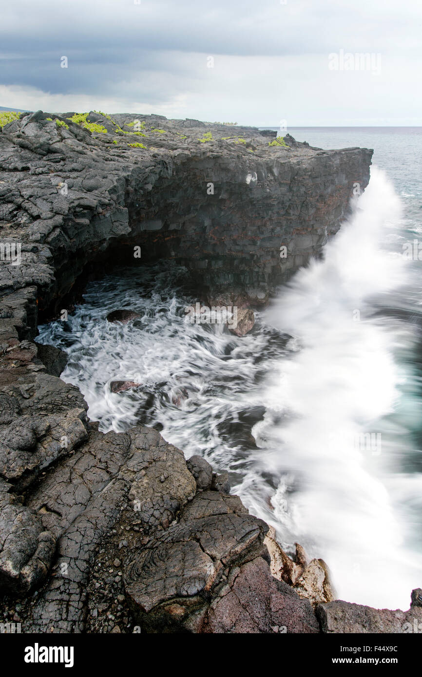 Pacific Ocean waves crash against volcanic rock, Hawai'i Volcanoes National Park, Big Island, Hawai'i, USA Stock Photo