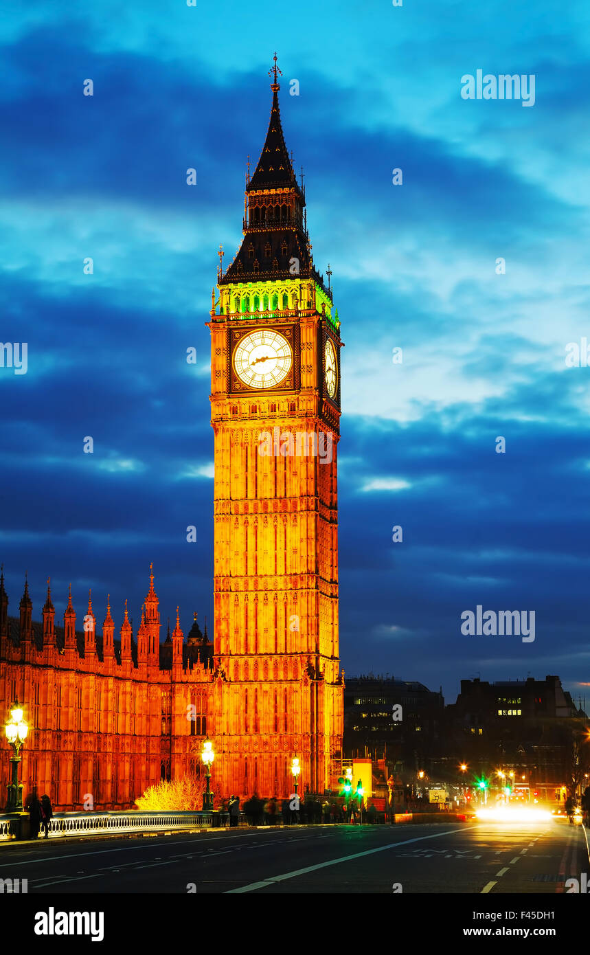 The elizabeth tower at night hi-res stock photography and images - Alamy