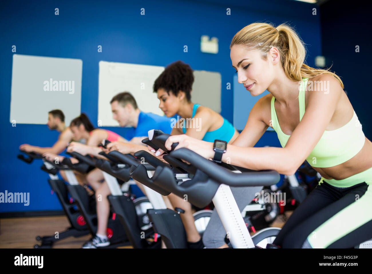 Fit people in a spin class Stock Photo - Alamy