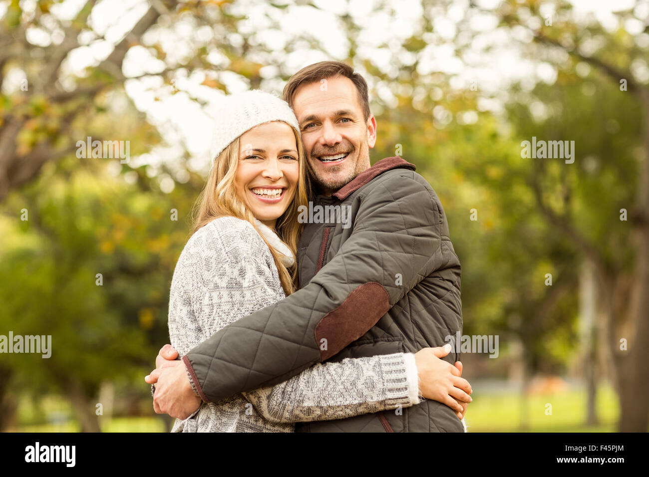 Young couple smiling close up hi-res stock photography and images - Alamy