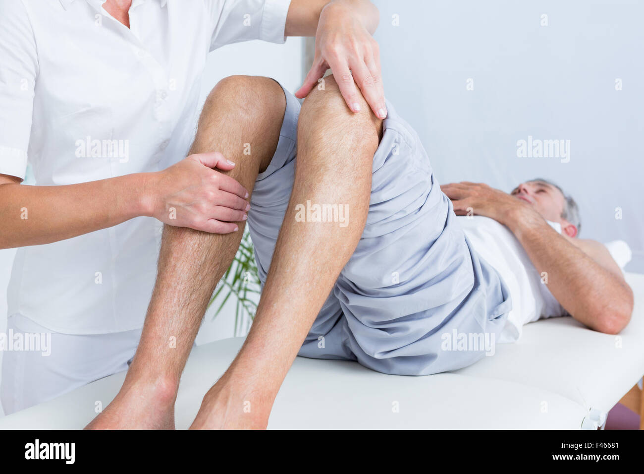 Ноющая боль в ногах ниже. Массаж колена фото.