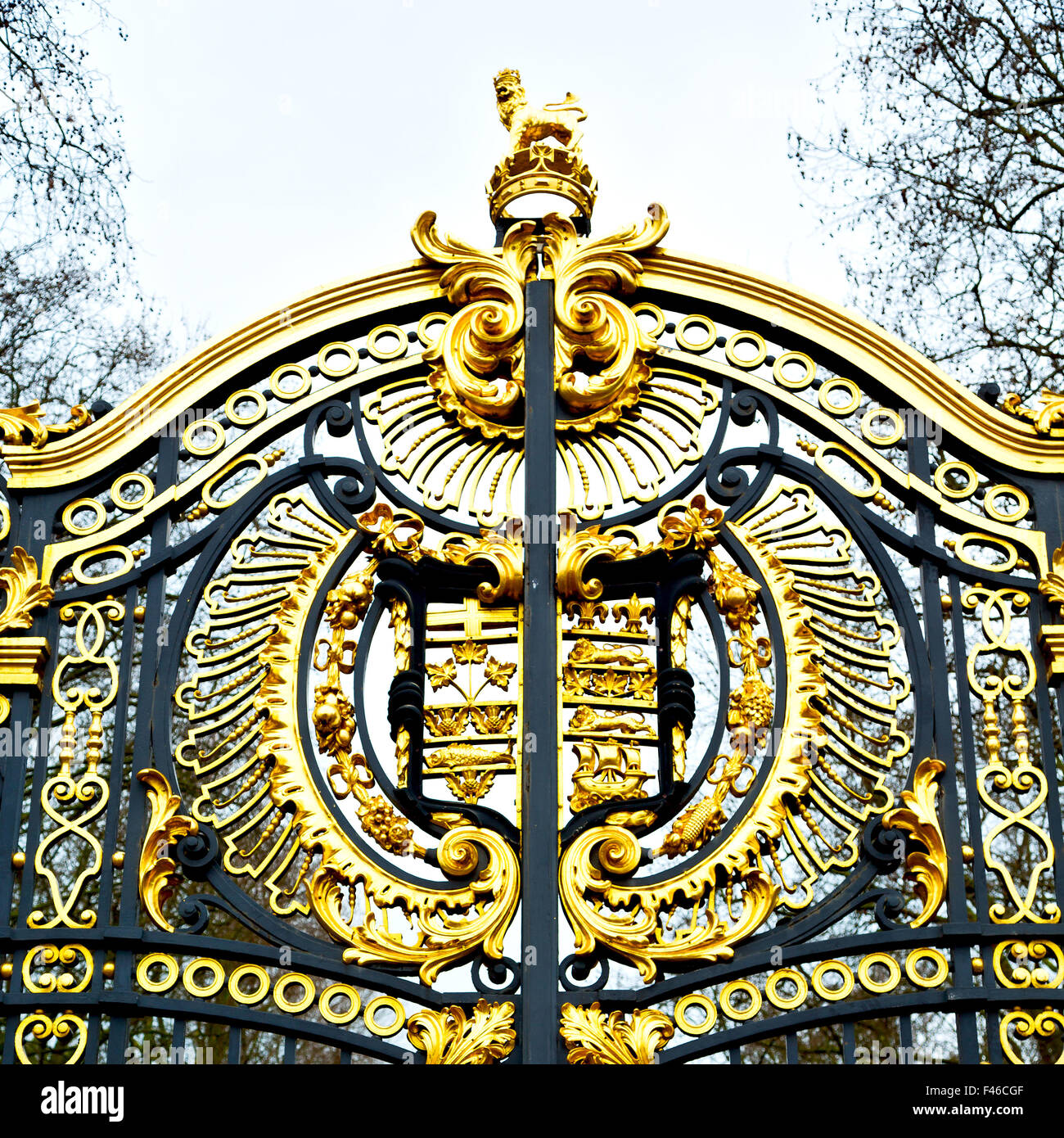 in london england the old metal gate royal palace Stock Photo - Alamy
