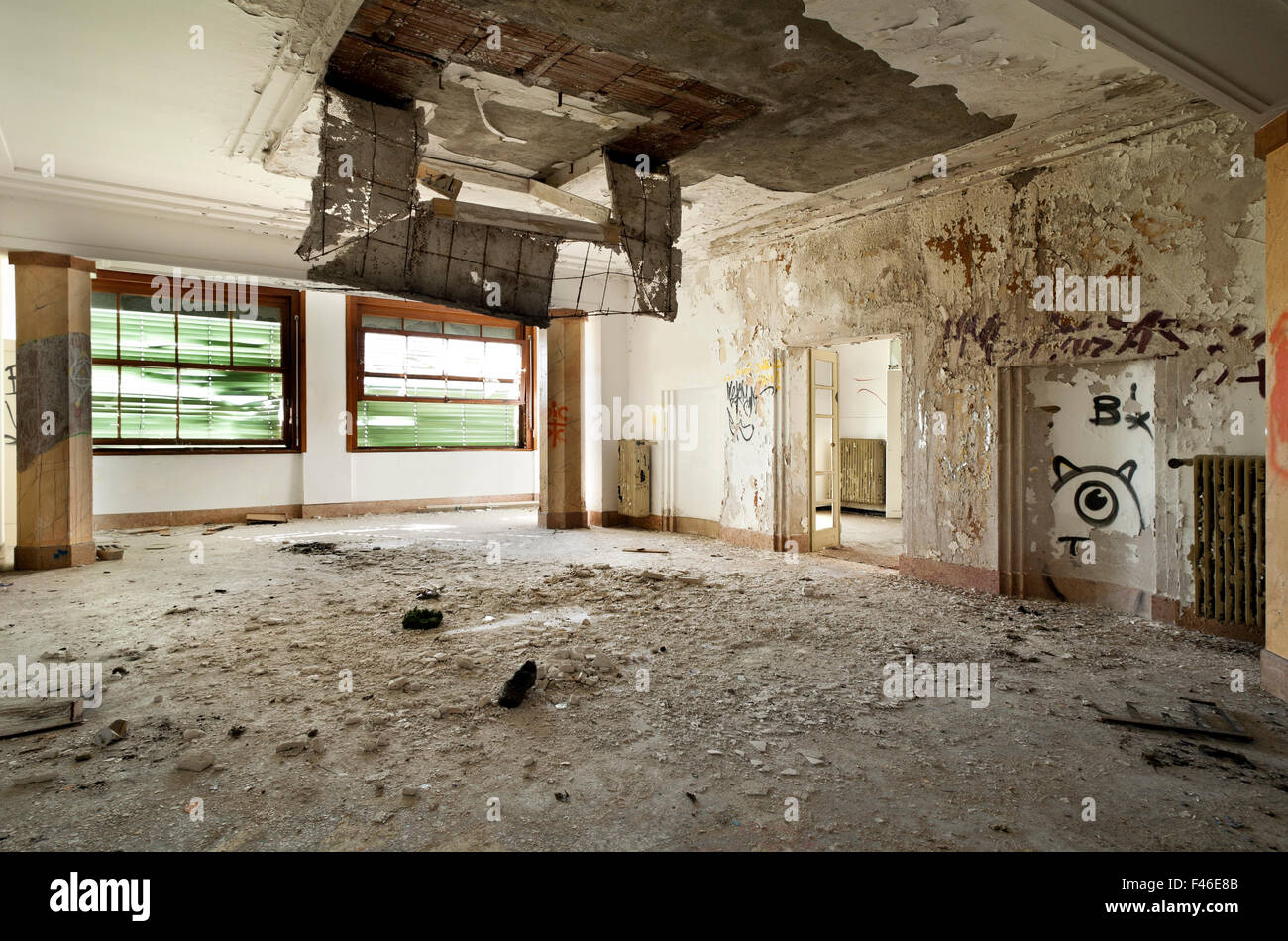 abandoned building, large room, debris on the floor Stock Photo Alamy