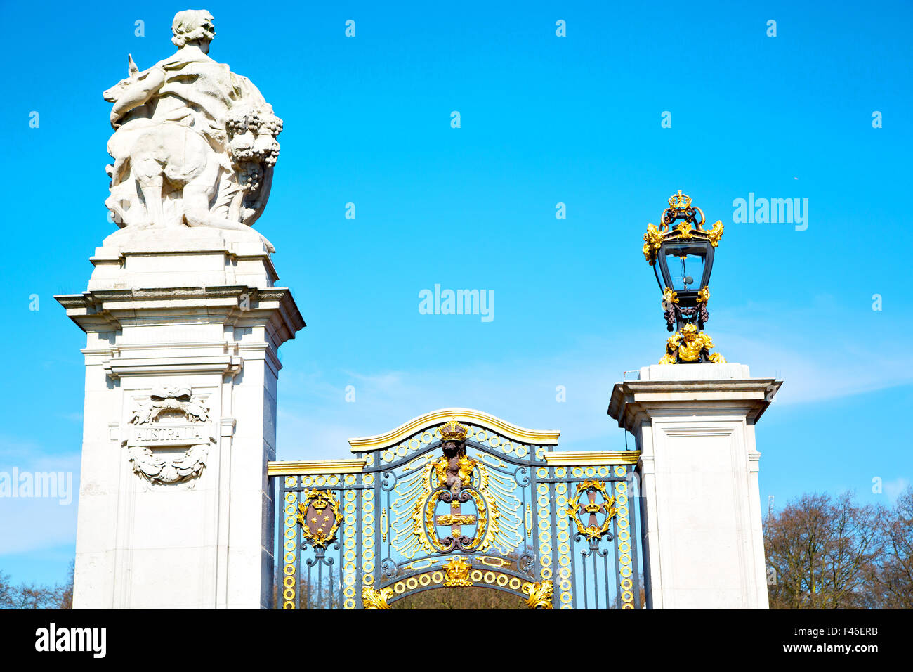 in london england the old metal gate royal palace Stock Photo - Alamy