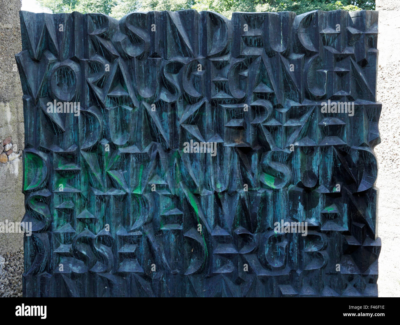 Bronzeplatte am Denkmal Das Tor der Toten, Kriegsdenkmal und Mahnmal von Toni Hermanns und Fritz Koenig in Rheinberg, Niederrhein, Ruhrgebiet, Nordrhe Stock Photo