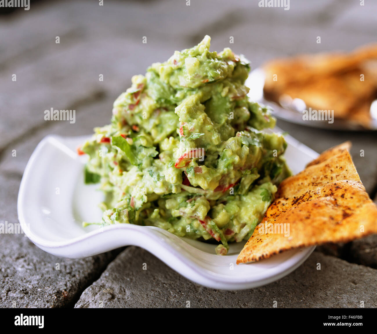 соус с авокадо гуакамоле. гуакамоле рецепт классический с авокадо. пюре из авокадо. яблочный гуакамоле. гуакамоле рецепт классический с авокадо.