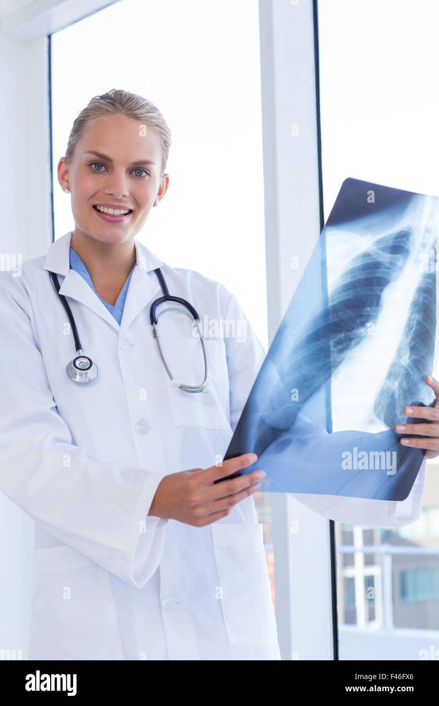 Female medical looking at xray hi-res stock photography and images - Alamy