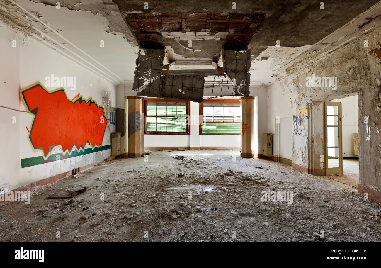 abandoned building, large room, debris on the floor Stock Photo Alamy