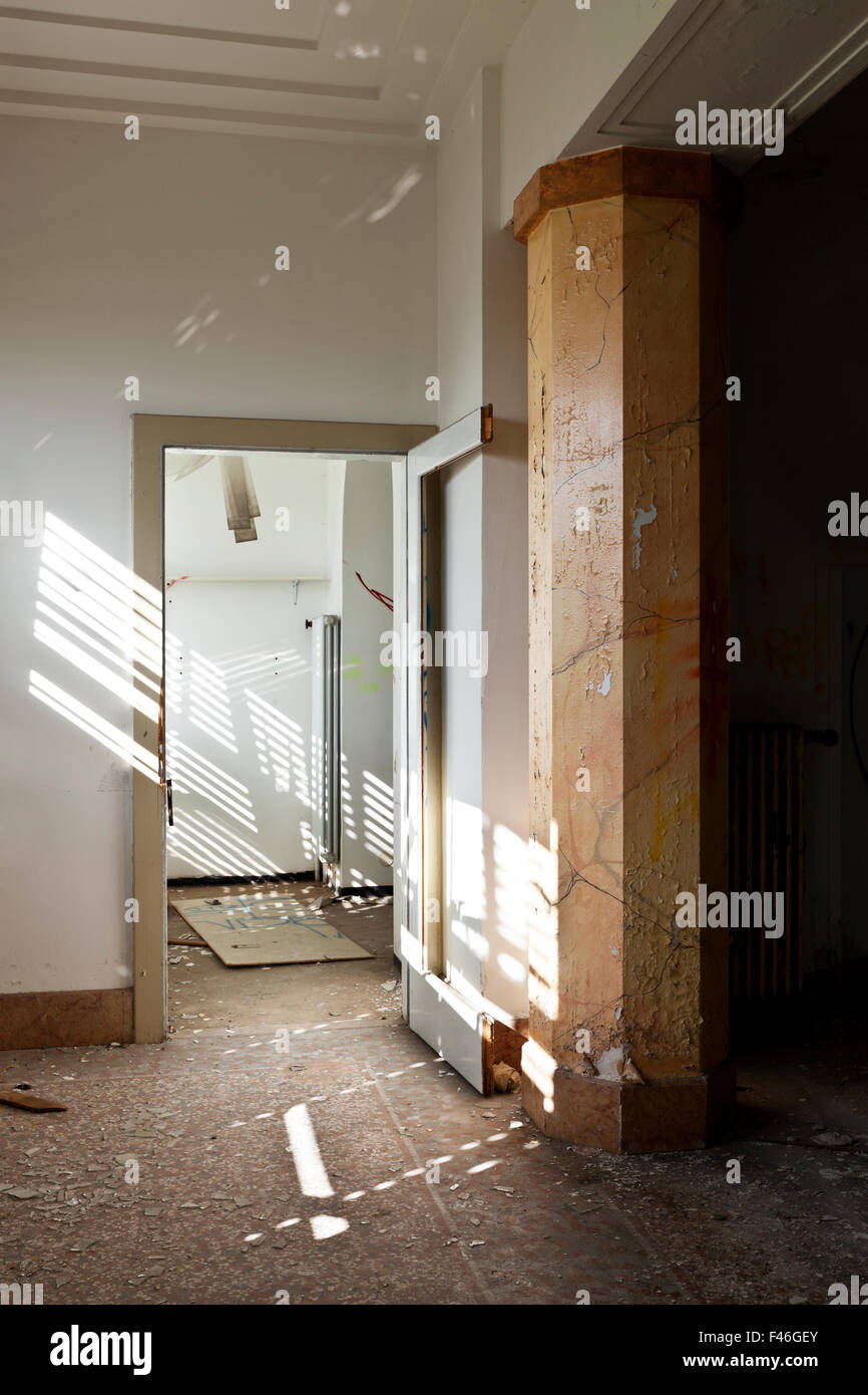 abandoned building, empty room with column Stock Photo