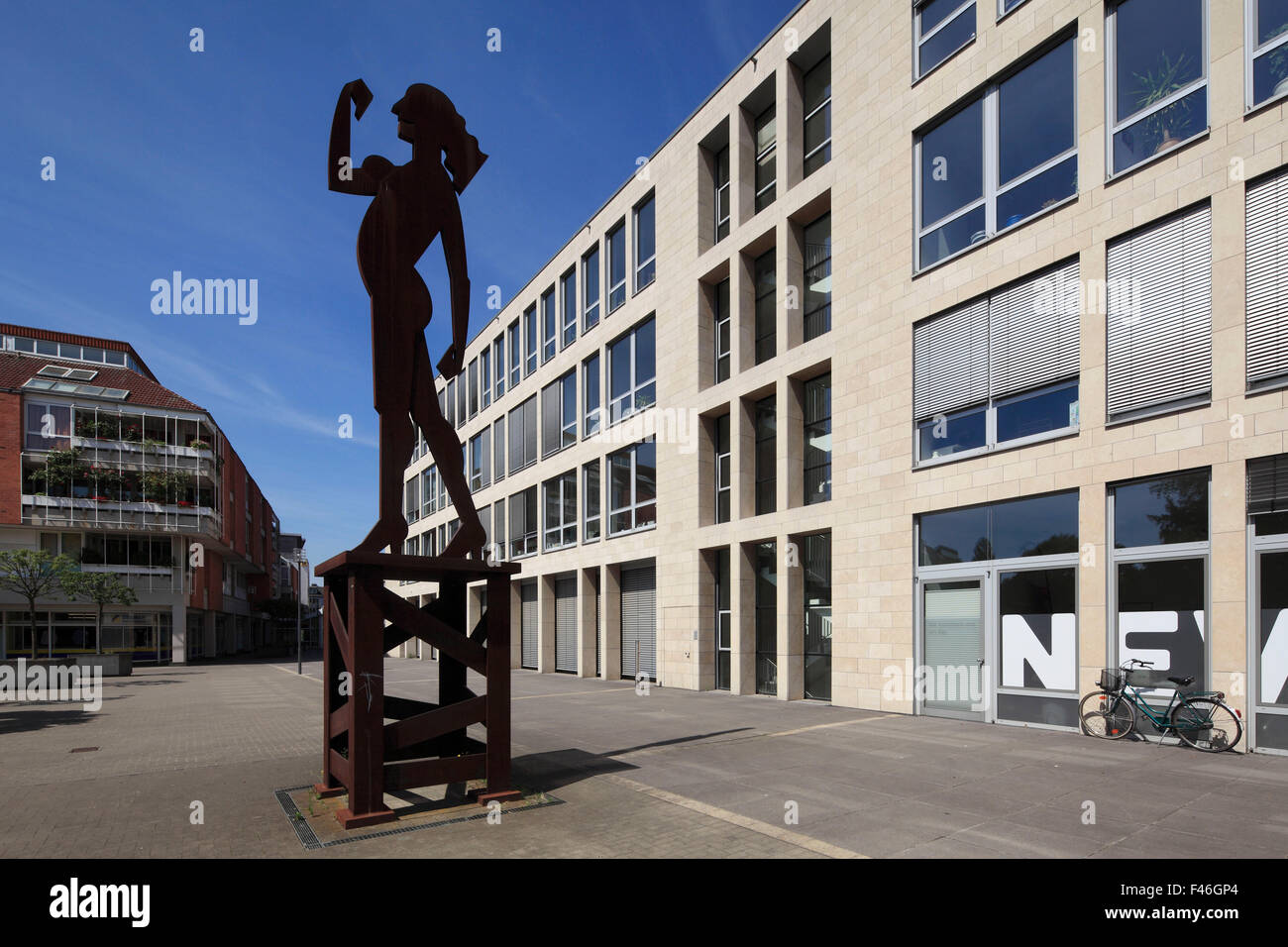 Skulptur 'Frau mit Armen' von Georg Ettl vor dem Stadthaus in Viersen, Niederrhein, Nordrhein-Westfalen Stock Photo