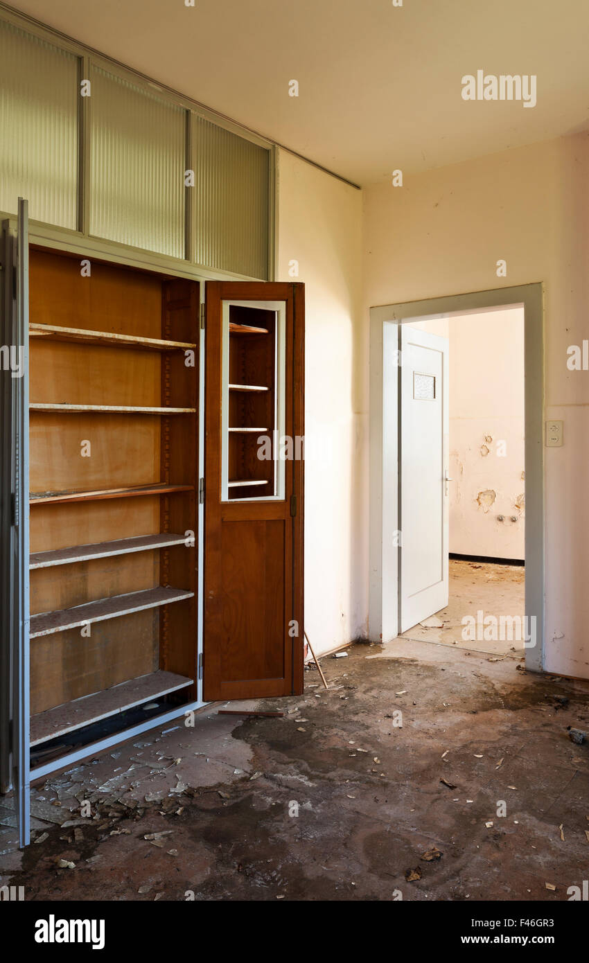 empty room, interior of a old house Stock Photo - Alamy