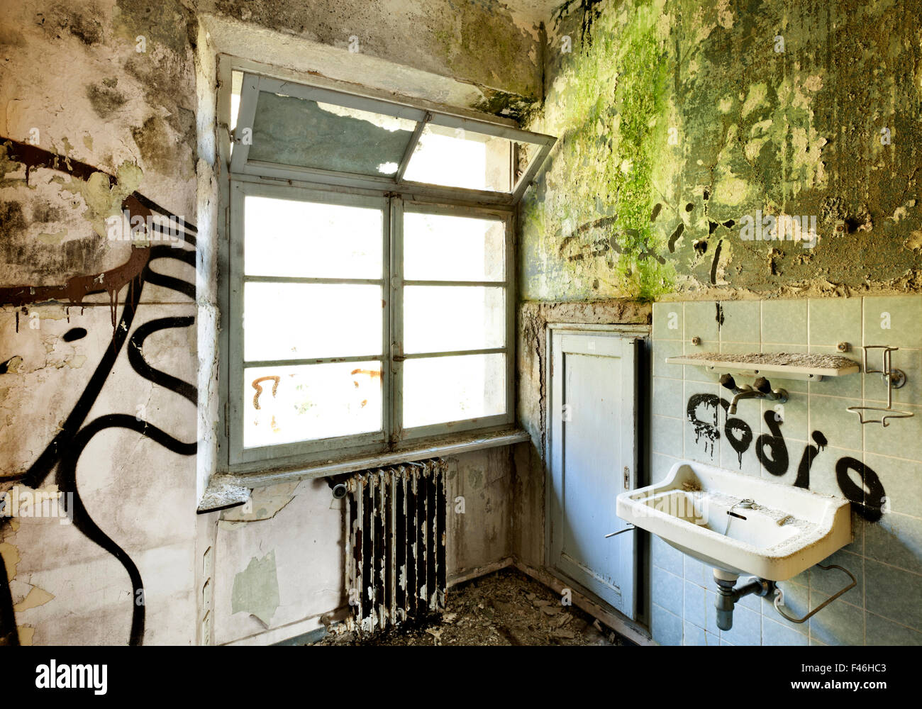 Abandoned House Old Sink Stock Photo Alamy   Abandoned House Old Sink F46HC3 