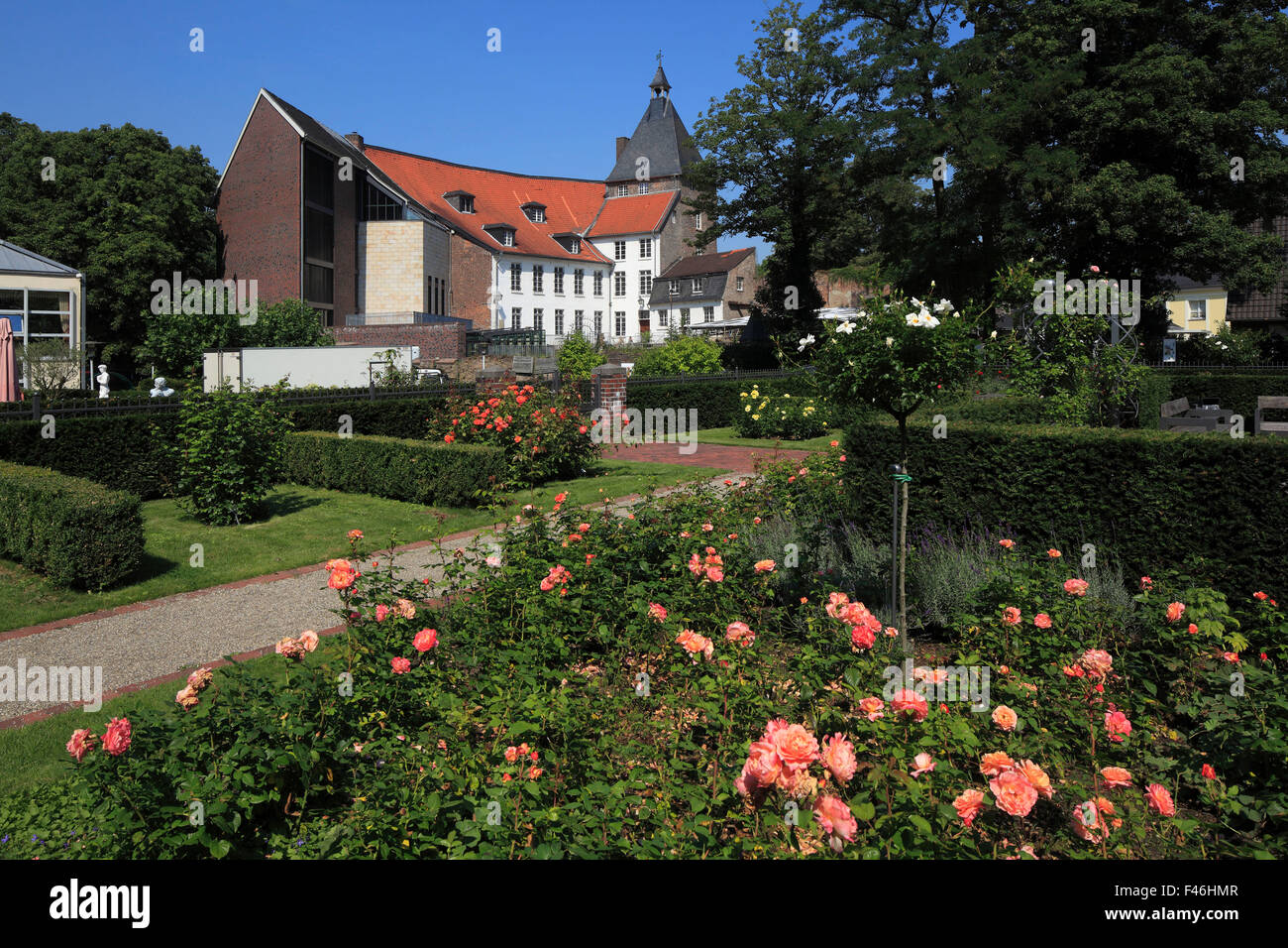 Schlosspark mit Rosarium und Schloss mit Grafschafter Museum und Schlosstheater in Moers, Niederrhein, Nordrhein-Westfalen Stock Photo