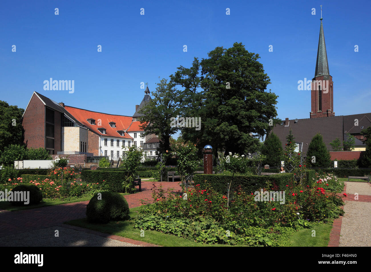 Schlosspark mit Rosarium und Schloss mit Grafschafter Museum und Schlosstheater, dahinter die katholische Josefskirche, Moers, Niederrhein, Nordrhein- Stock Photo