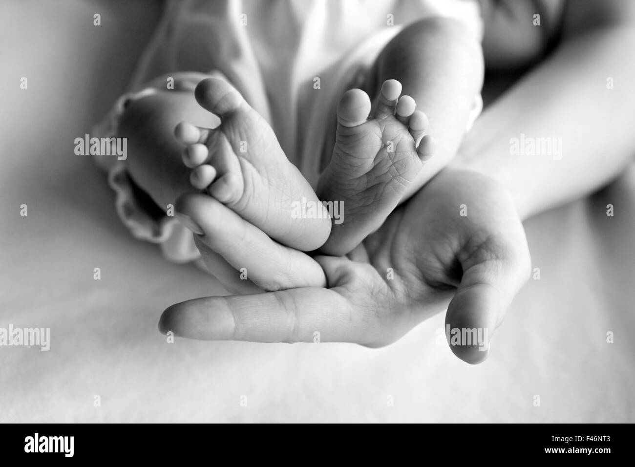 Целую ноги мамы. Мама целует ножки малышу. Целование ног детей. Поцелуй ножки малыша. Ребенок целует ноги маме.