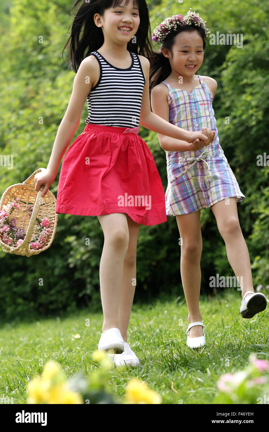 Two girls in the woods hi-res stock photography and images - Alamy