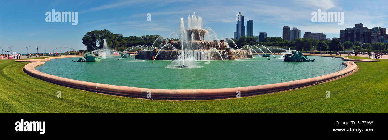 Buckingham Fountain and skyline, Chicago, Illinois, USA, America Stock Photo
