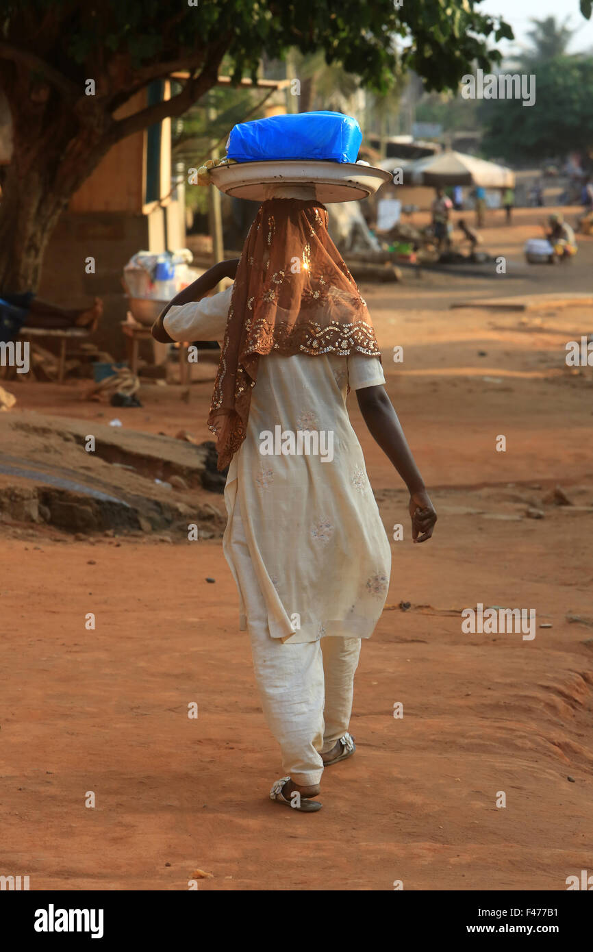 Woman veil muslim rear view hi-res stock photography and images - Alamy
