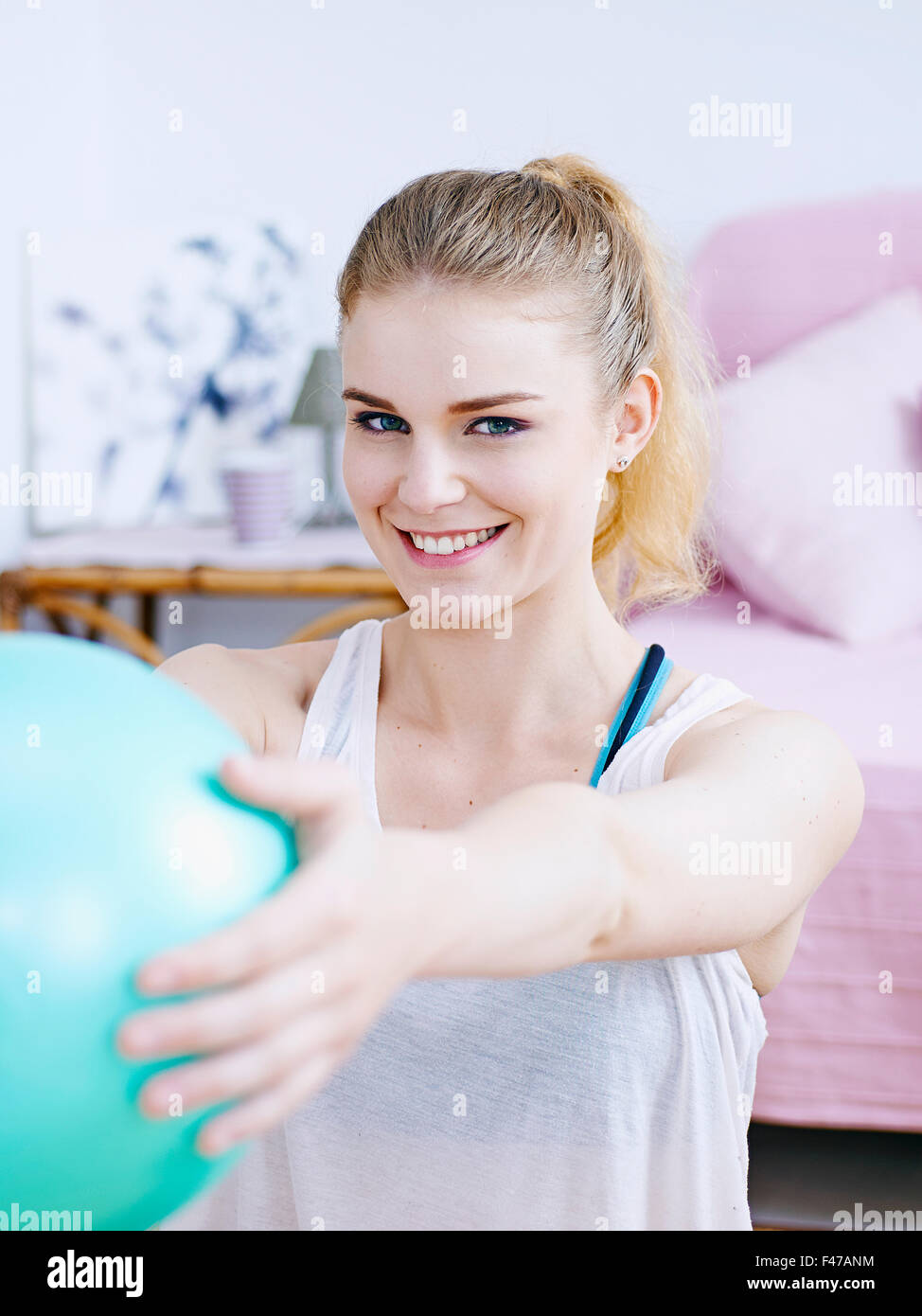WOMAN PRACTISING SPORT Stock Photo - Alamy