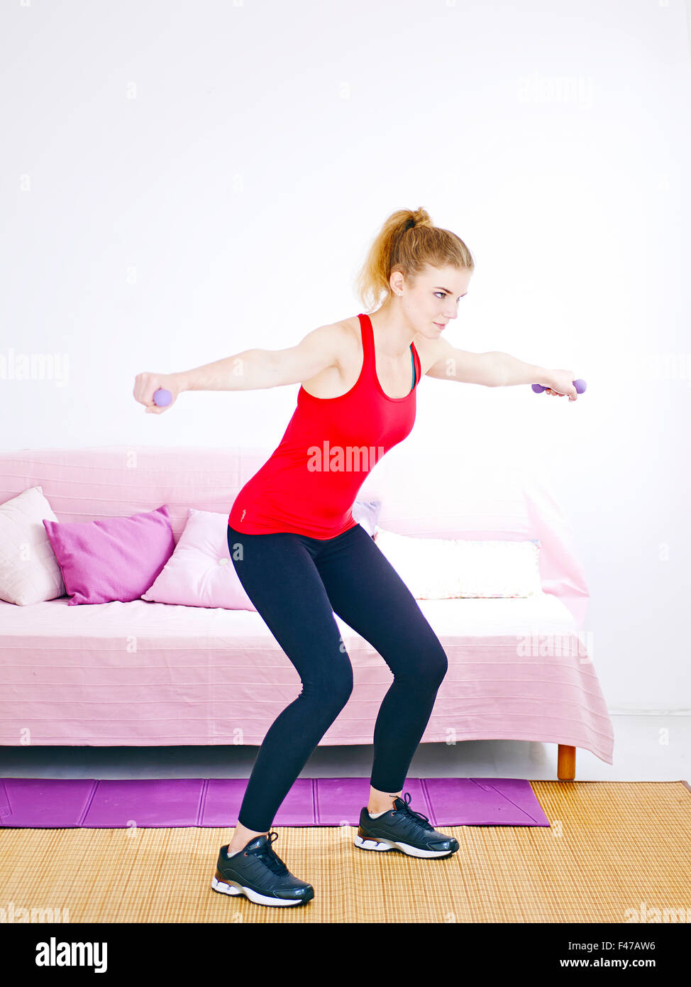 WOMAN PRACTISING SPORT Stock Photo - Alamy