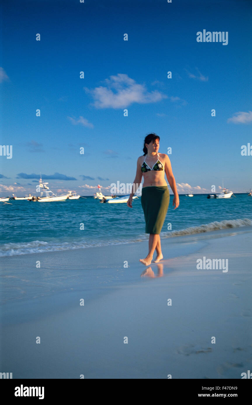 Woman barefoot walking sea hi-res stock photography and images - Alamy