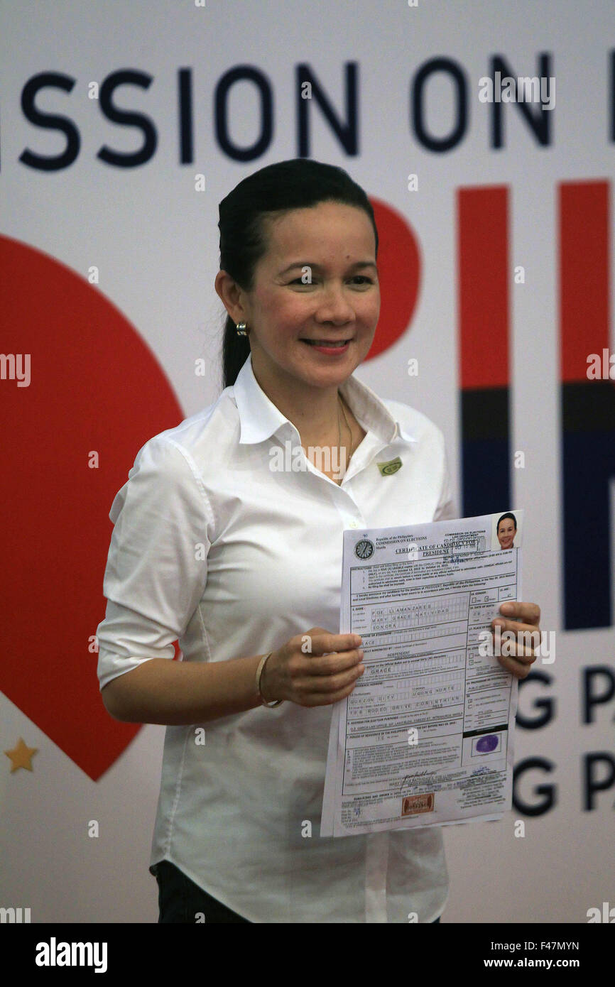 Manila, Philippines. 15th Oct, 2015. Philippine presidential candidate Senator Grace Poe shows her certificate of candidacy for president in Manila, the Philippines, on Oct. 15, 2015. Philippine Senator Grace Poe filed on Thursday her certificate of candidacy for president in the May 2016 presidential elections. © Rouelle Umali/Xinhua/Alamy Live News Stock Photo