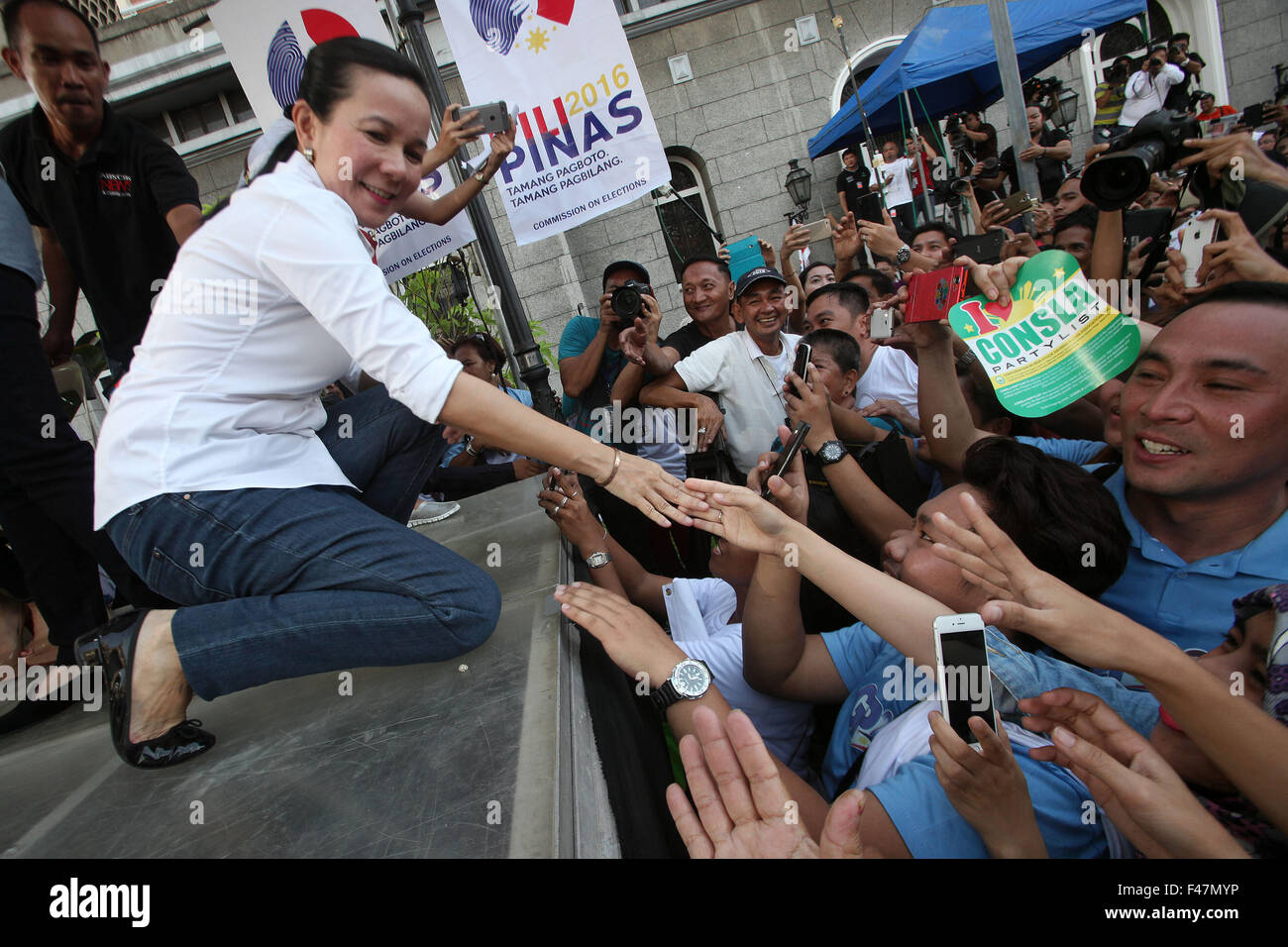 Manila, Philippines. 15th Oct, 2015. Philippine presidential candidate Senator Grace Poe (L) greets supporters after filing her certificate of candidacy for president in Manila, the Philippines, on Oct. 15, 2015. Philippine Senator Grace Poe filed on Thursday her certificate of candidacy for president in the May 2016 presidential elections. © Rouelle Umali/Xinhua/Alamy Live News Stock Photo