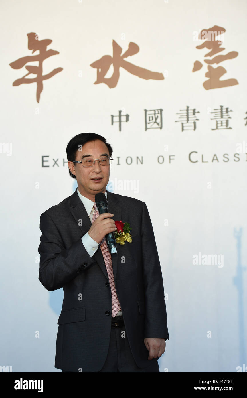 Hong Kong, China. 15th Oct, 2015. Ju Mengjun, head of Asia-Pacific branch of Xinhua News Agency, addresses a painting and calligraphy exhibition in Hong Kong, south China, Oct. 15, 2015. The three-day exhibition, displaying hundreds of classical artworks from famous artists in modern and contemporary age, opened here Thursday. © Lui Siu Wai/Xinhua/Alamy Live News Stock Photo