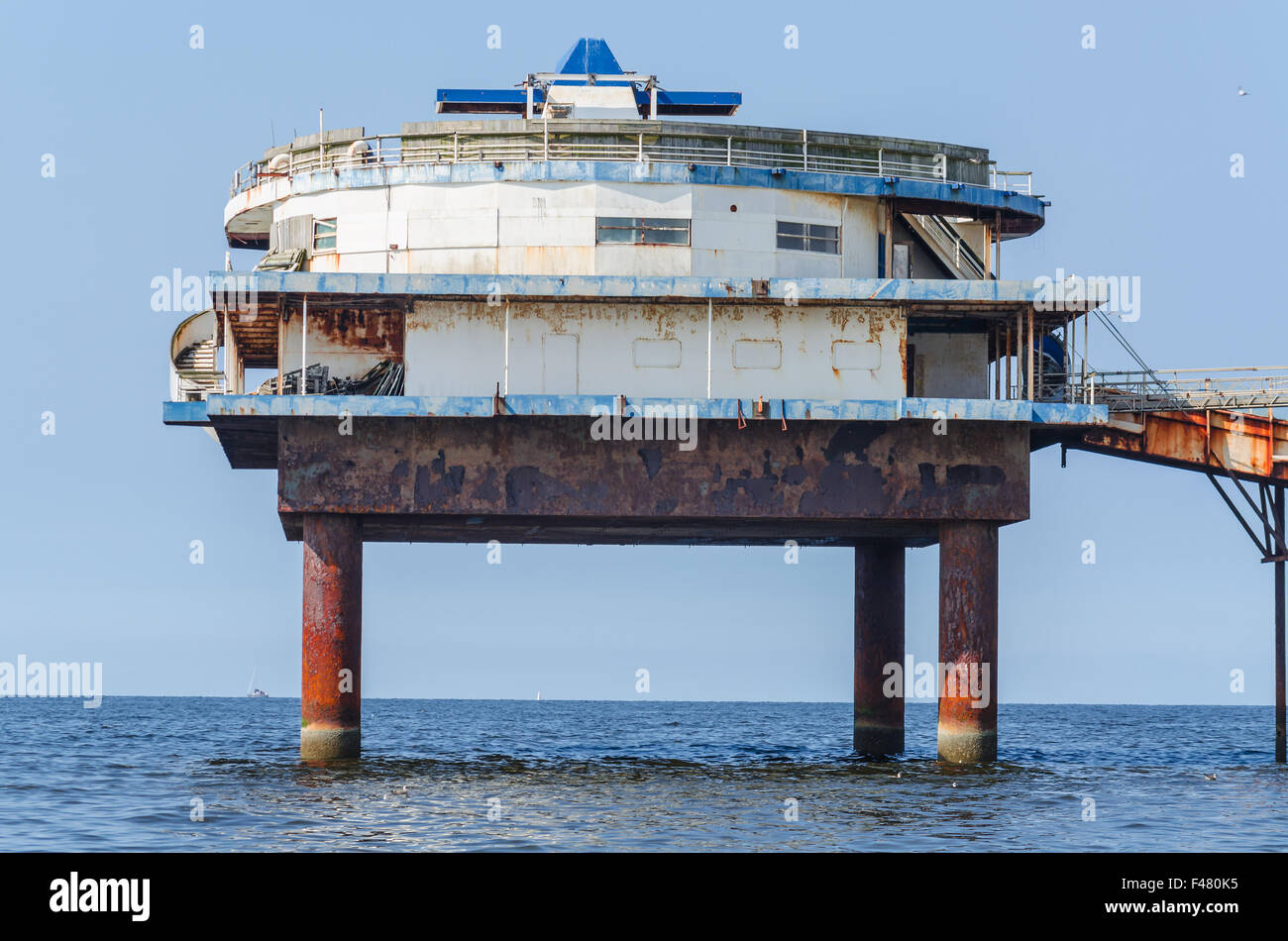 Oil jetty pier hi-res stock photography and images - Alamy