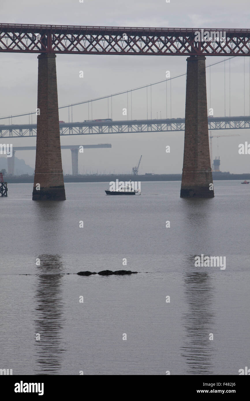 South Queensferry, Scotland.UK. 15th October 2015. Foggy morning in South Queensferry where temperature: 5ºC= 41.00000ºF. Pako Mera/Alamy Live News. Stock Photo