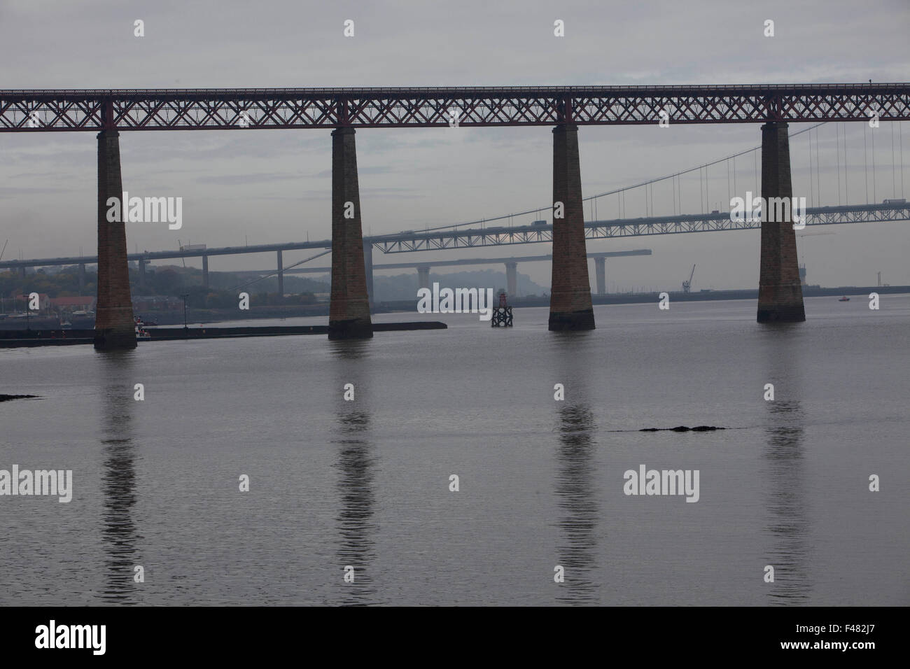 South Queensferry, Scotland.UK. 15th October 2015. Foggy morning in South Queensferry where temperature: 5ºC= 41.00000ºF. Pako Mera/Alamy Live News. Stock Photo