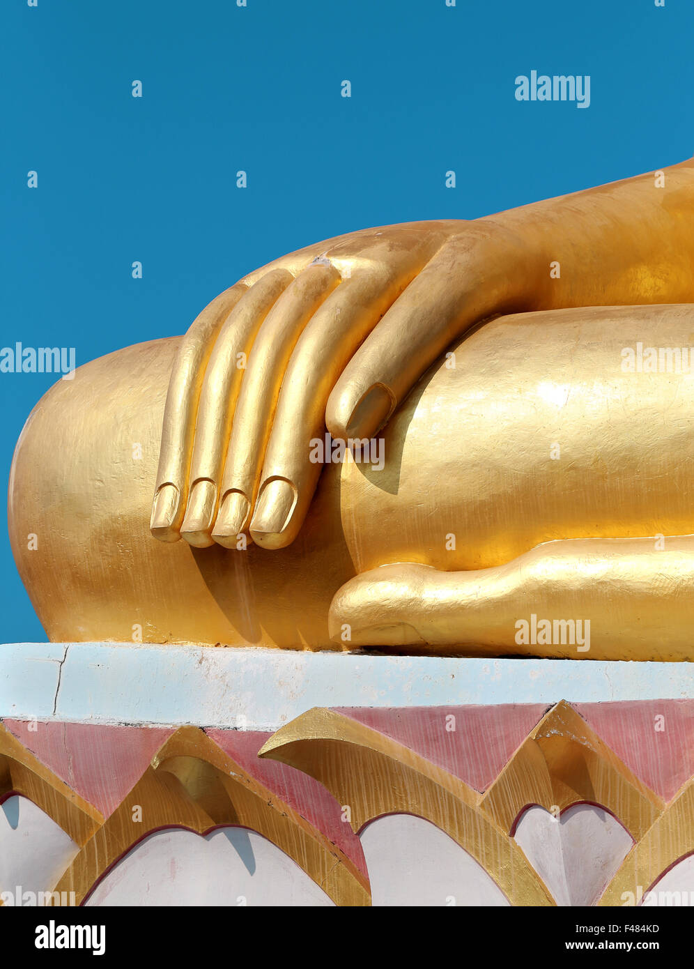 Golden buddhist monk statue hi-res stock photography and images - Alamy